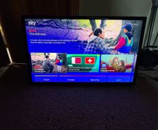Samsung 32 inch TV with full motion wall mount bracket