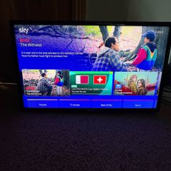Samsung 32 inch TV with full motion wall mount bracket