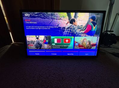 Samsung 32 inch TV with full motion wall mount bracket