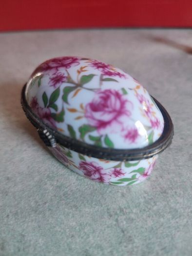 Nav Portugal Lovely Detailed Little Vintage Porcelain Floral Roses Trinket Box