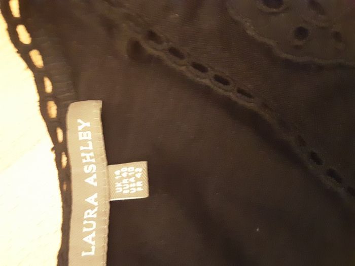 Laura Ashley Top/Sleeveless Delicate Embroidered Finish Top