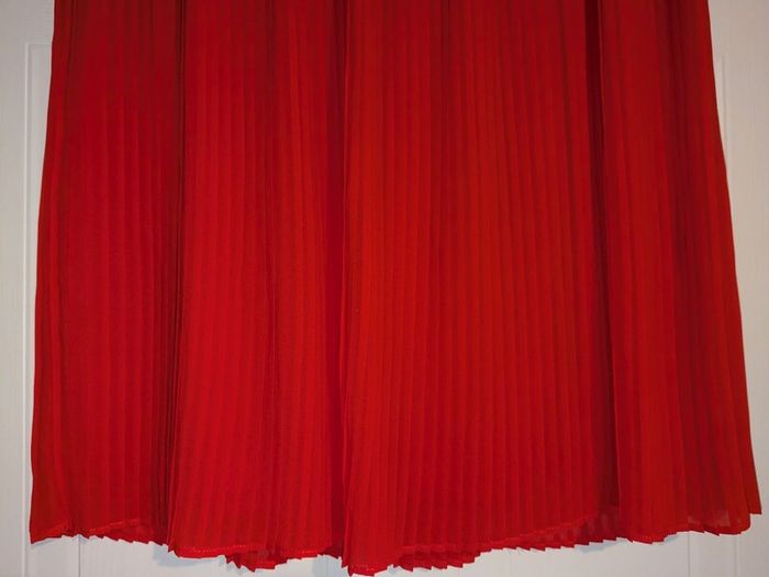 beautiful red pleated midi skirt f om Vero Moda