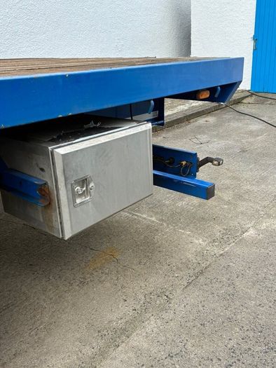 Flat trailer