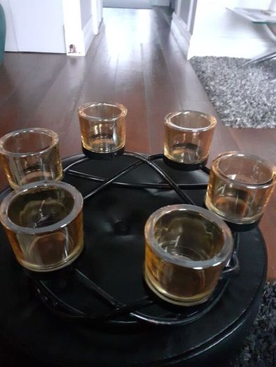 Round wrough iron with 6  thick  glasses for csndles or tea light candles 15 euro         glassas