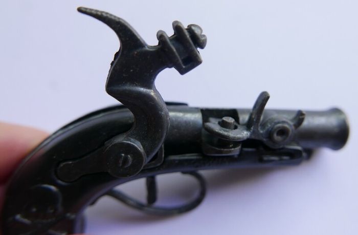Vintage Bluebeards Flintlock small Cap Gun (in working order)