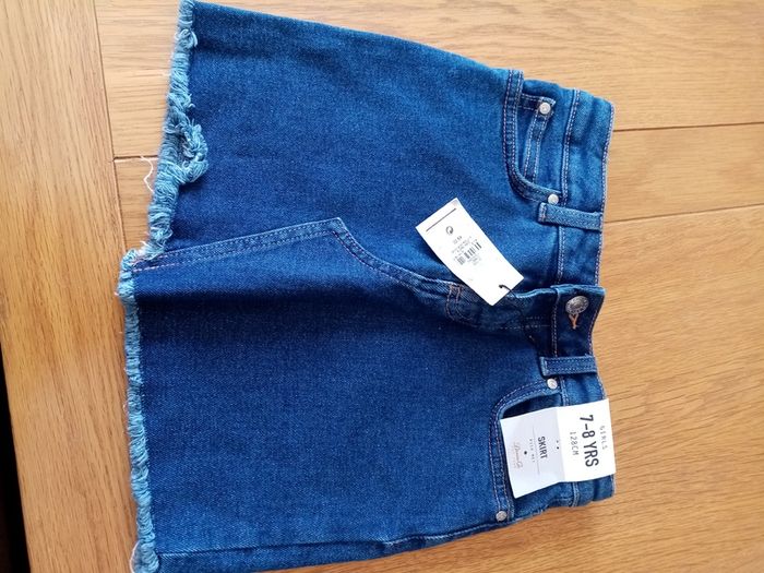 bnwt 7-8yrs denim skirt (9euro)