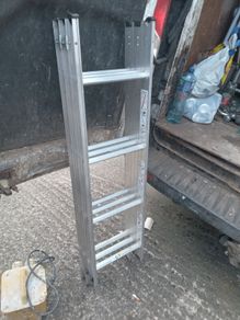 Three piece extendable ladder