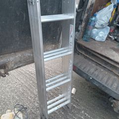 Three piece extendable ladder