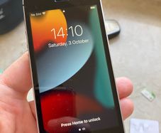 iPhone SE (Sim Free unlocked)