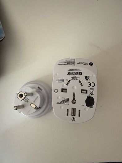 Traveling adapter