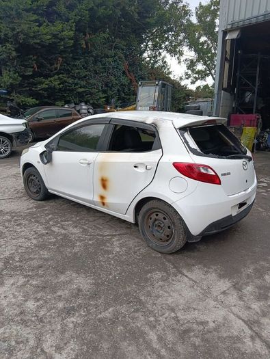 Breaking Mazda damio 2013 petrol