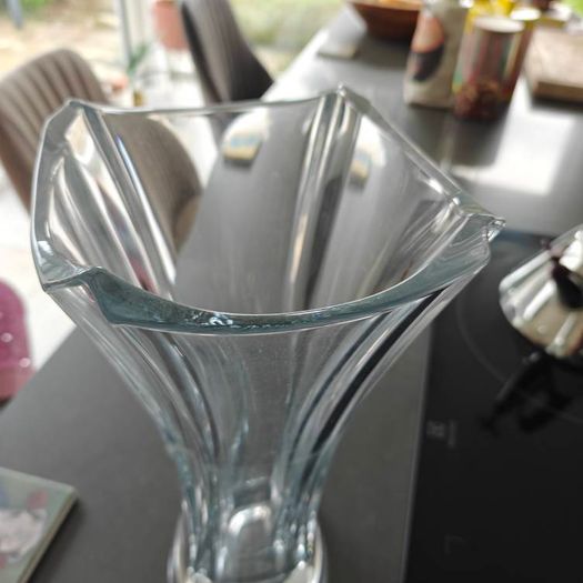 Stunning glass vase