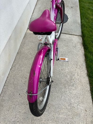 Girls 20 Inch Bike. Age 6-8.