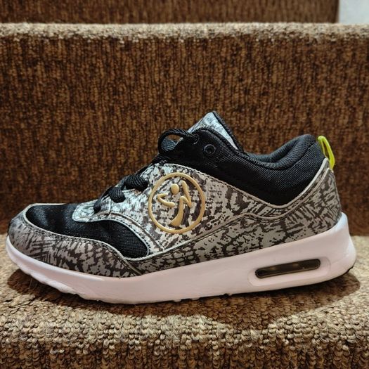 Trainers, size 6