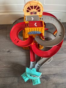 Cars Radiator Springs mountain race playset