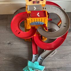 Cars Radiator Springs mountain race playset