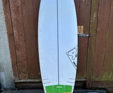 Surfboard - 5"10 Fourth Doofer,  FCS Medium performance fins, Northcore carrybag