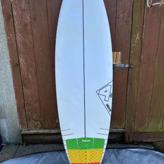 Surfboard - 5"10 Fourth Doofer,  FCS Medium performance fins, Northcore carrybag
