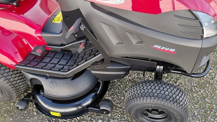 Castlegarden PTX 210 HD "40" Ride on Lawnmower .. like new . Perfect condition . Used only a couple of times