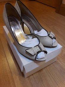 Peep toe heels size 6