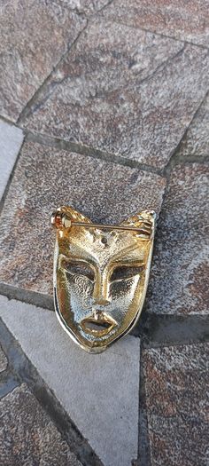 Vintage jewelry is sold individually for 5 to 10 euros