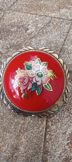 Vintage jewelry is sold individually for 5 to 10 euros