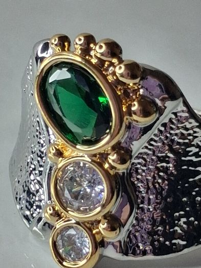 Two Tone Centre Gem & Crystal Vintage Ring