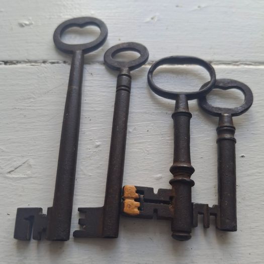Set of 8 Antique Skeleton Keys