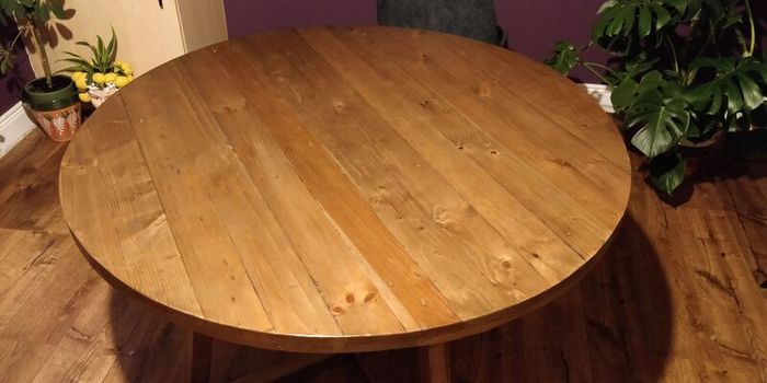 Round dining table