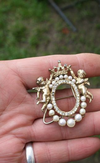 Vintage Brooch 2 Cherubs supporting Crown crystals and pearls - Photo frame