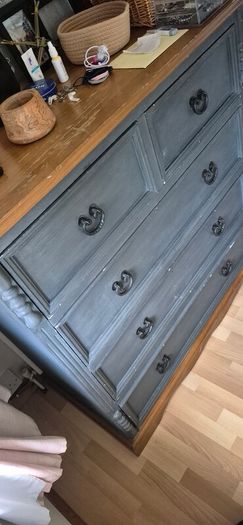 chest of drawers