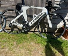 TREK speed concept triathlon bike. Ultegra gears 11 speed. Only used for racing 8-10 times otherwise indoors training