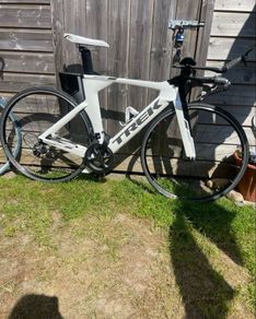 TREK speed concept triathlon bike. Ultegra gears 11 speed. Only used for racing 8-10 times otherwise indoors training