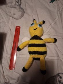 hand knitted bee