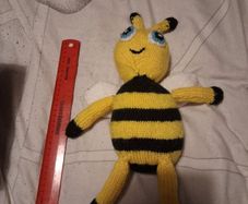 hand knitted bee
