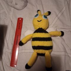 hand knitted bee