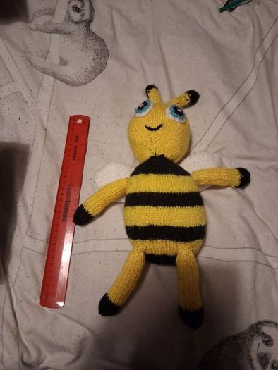 hand knitted bee