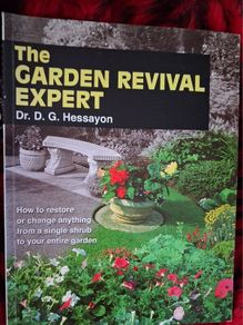 The Garden Revival Expert / Dr. D. G. Hessayon / 2004