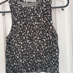 Stradivarius black floral crop top. Size S