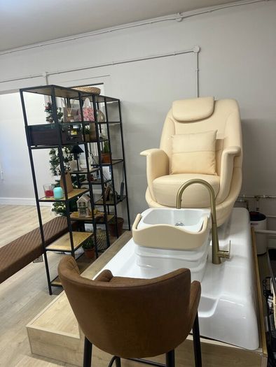 Rent a Room or Nail Desk