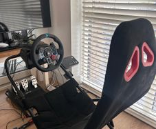 Racing Simulator Cockpit with Logitech G923 racing wheel and pedals