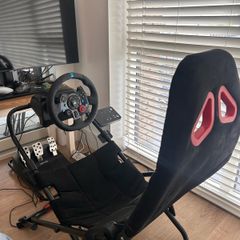 Racing Simulator Cockpit with Logitech G923 racing wheel and pedals