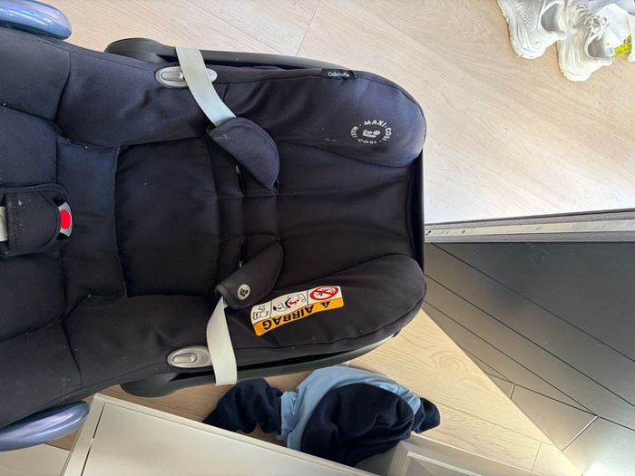 Maxi Cosi car seat and base