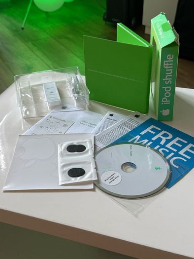 Apple iPod Shuffle 1st Gen 1GB - NEW Complete in Box (NOS Collector)