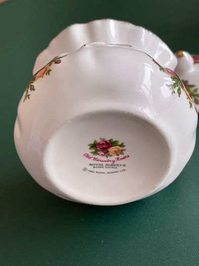 Royal Albert Old Country Roses Dorothy pot