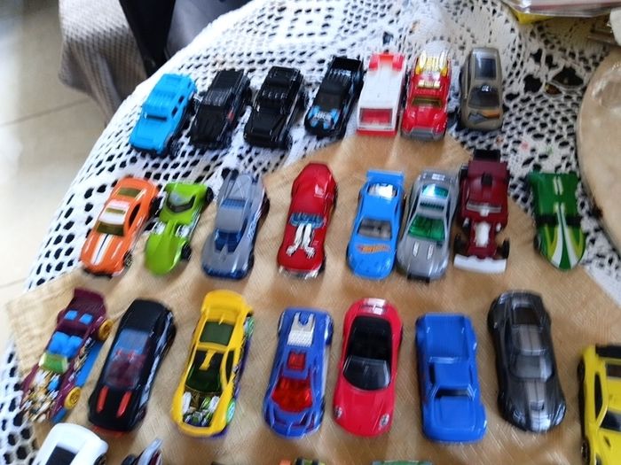 33 die cast metal cars e.c.t