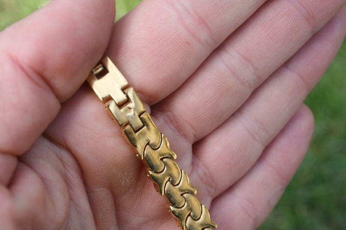 gold tone bracelet