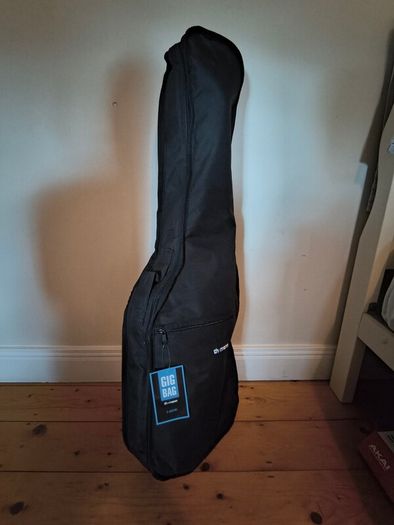 Harley Benton guitar ST-20 WH Standard Series + Harley Benton HB-10G Amp + Thomann bag + stand