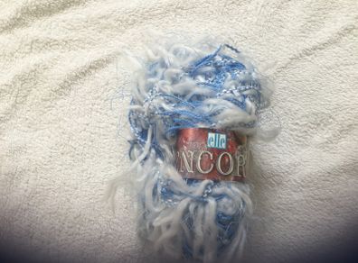 Elle encore yarn blue white