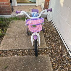 Girls bike with stabilisers